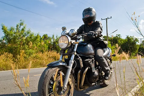 hombre conduciendo moto