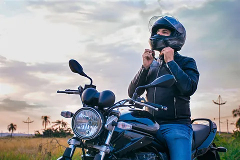 hombre sentado sobre moto